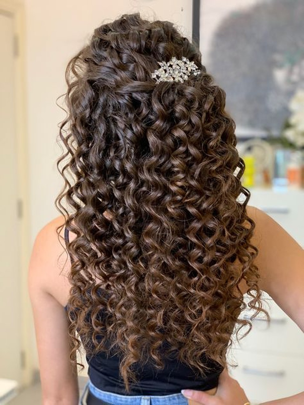 Penteado de 15 anos para cabelo cacheado: inspirações incríveis para ...