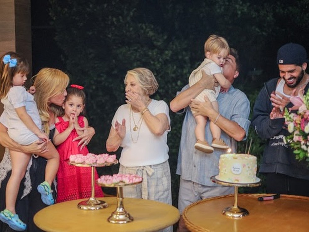 Poliana Rocha mostra festa da mãe com Zé Felipe, Leonardo e bisnetos: 'Comemoração simples' — Foto: Reprodução/Instagram