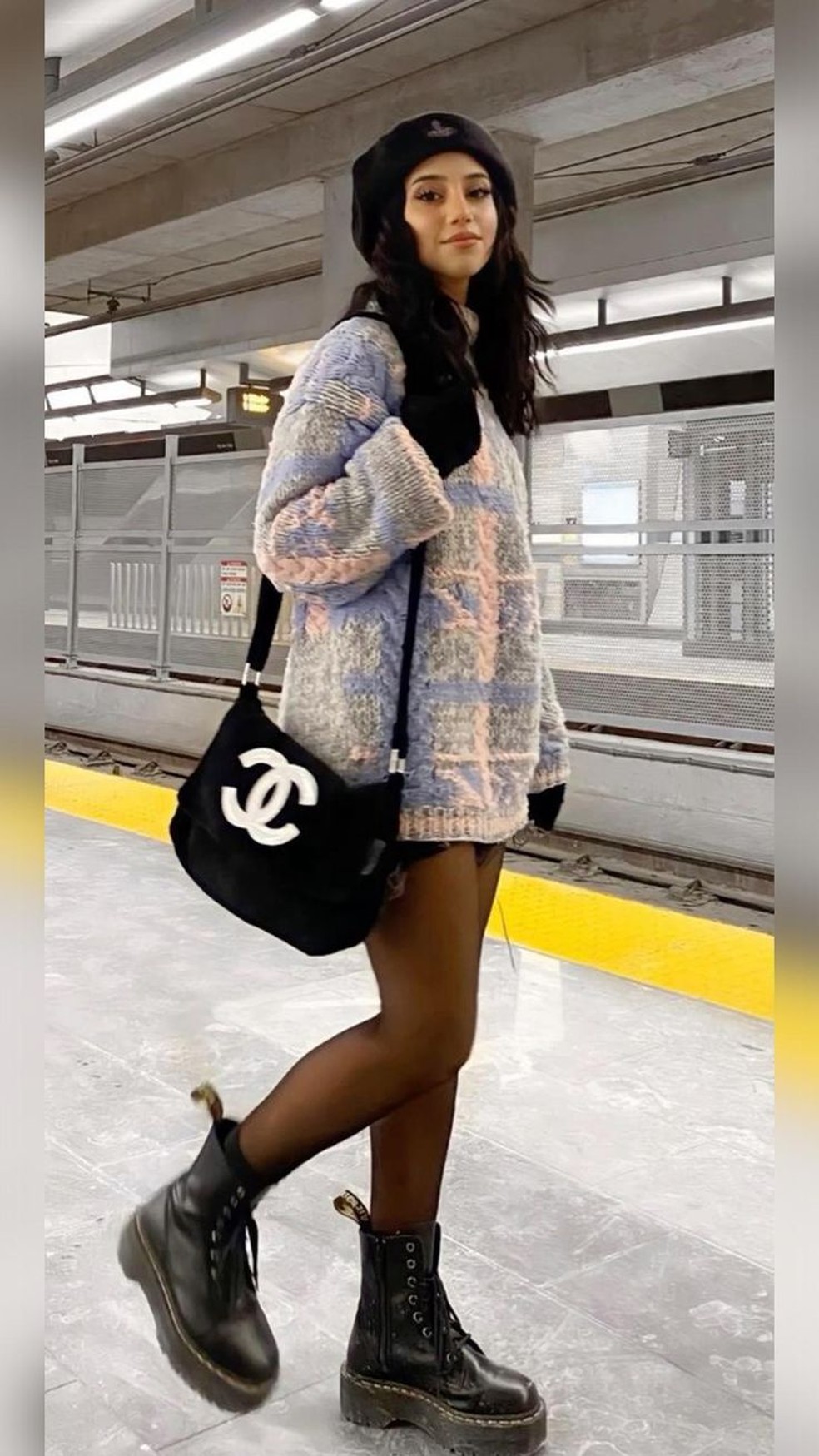 Bota cano curto e meia calça é a combinação perfeita para eventos que acontece a noite. — Foto: Reprodução/Pinterest @jamiemccabe22