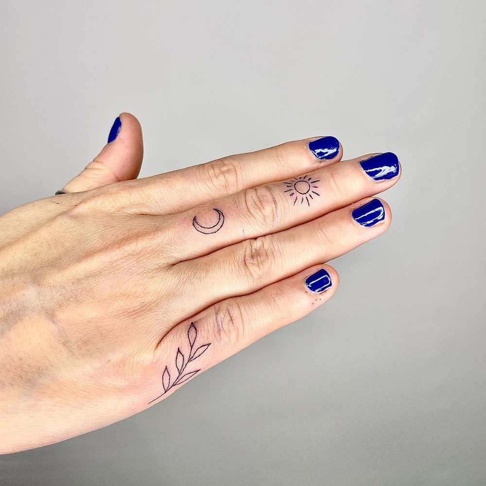 Tatuagem Feminina Nos Dedos