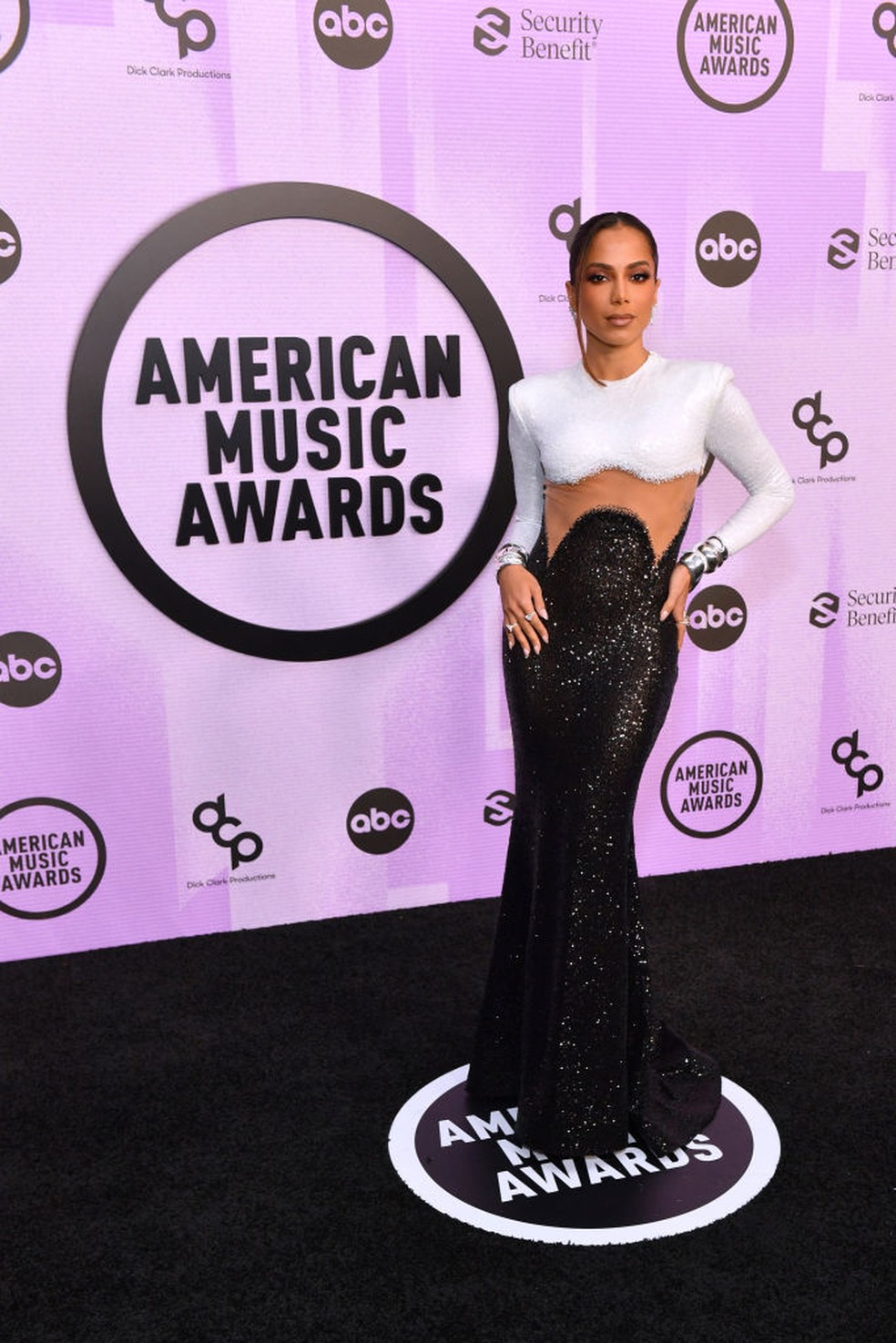 Anitta durante o red carpet do American Music Awards 2022 — Foto: Getty