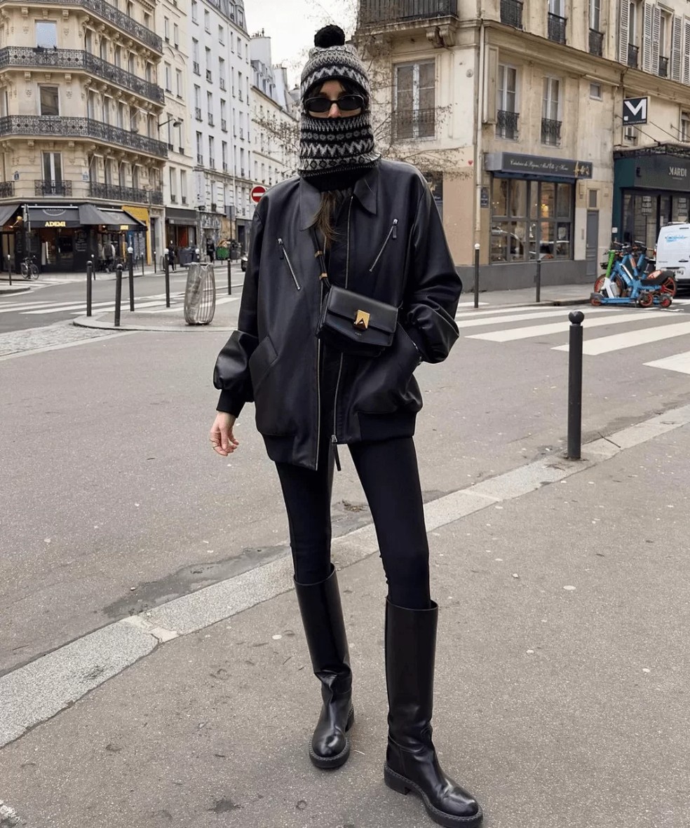 Além de sua versatilidade, as botas pretas também têm a vantagem de serem fáceis de combinar com outras cores e padrões — Foto: Reprodução/Instagram Leia Sfez