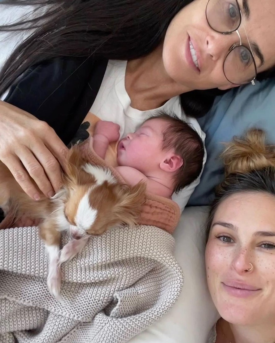 Demi Moore posta foto com neta e filha em homenagem