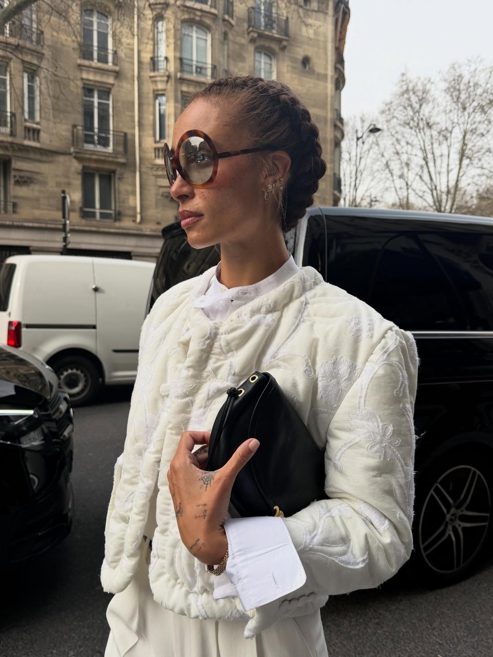 Os óculos de sol em tamanho máxi voltam com força nesta temporada — Foto: Reprodução/Instagram @adwoaaboah