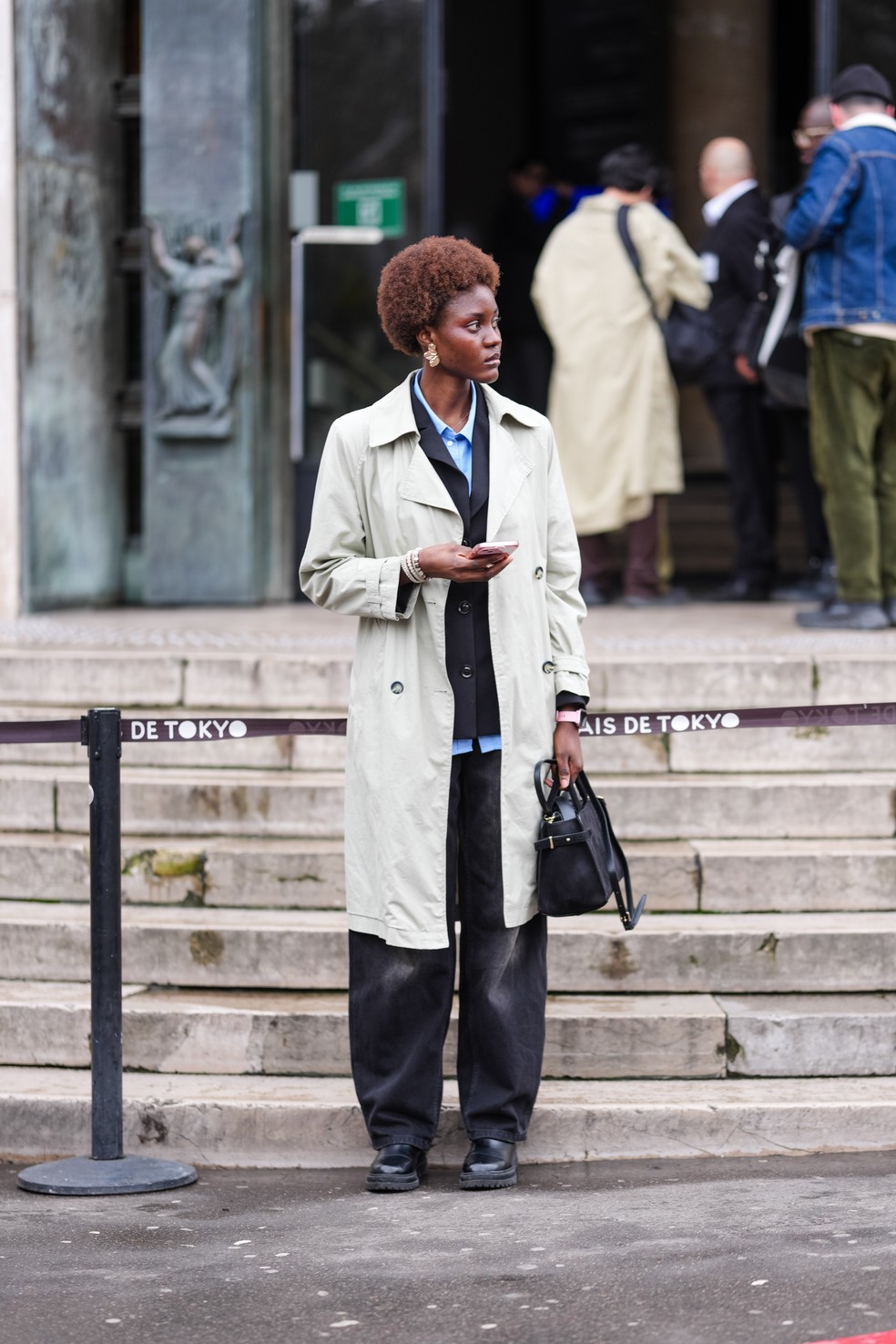 10 looks que provam que o trench coat é a peça mais versátil da estação — Foto: Getty Images