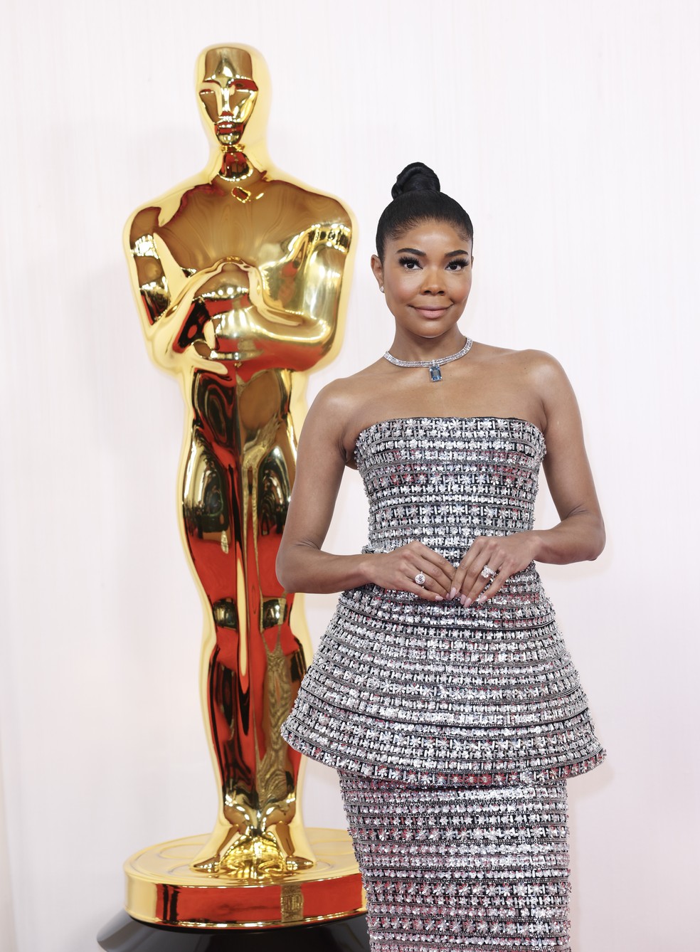 Gabrielle Union veste Carolina Herrera e joias Tiffany no Oscar 2024 — Foto: Getty Images