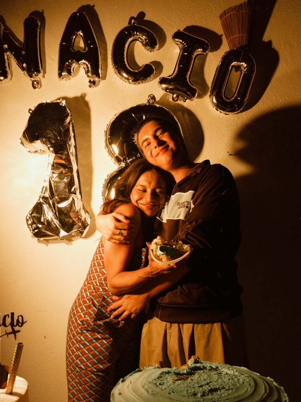 Dira Paes comemora os 18 anos do filho: 'Me belisquem que acho que estou sonhando' — Foto: Reprodução/Instagram