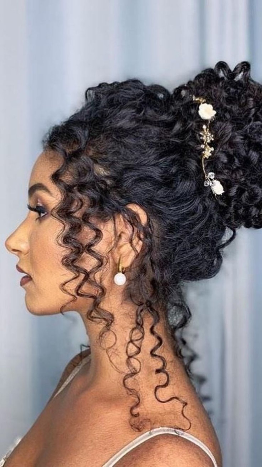 Penteado de 15 anos para cabelo cacheado: inspirações incríveis para ...