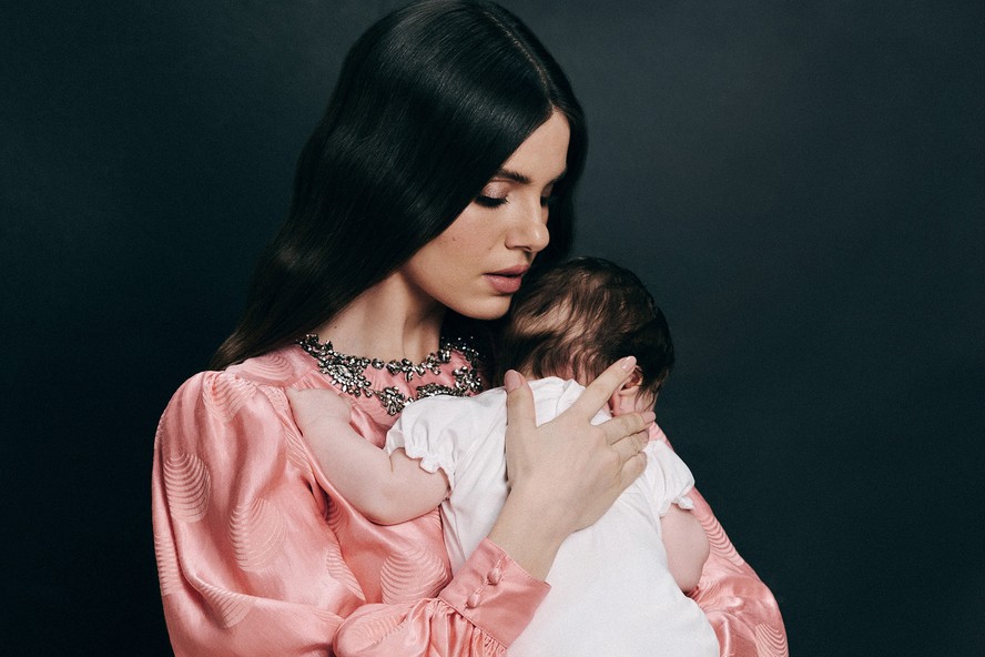 Camila Queiroz apresenta sua filha, Clara