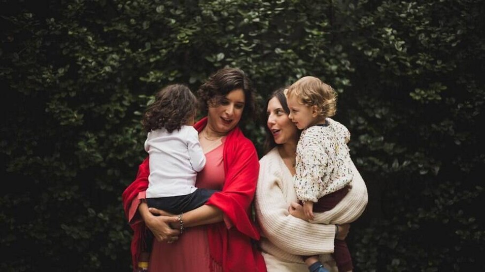 Mayra, Marianna e seus respectivos filhos — Foto: Michelli Crestani