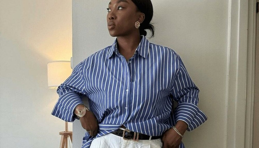 Easy chic pode ser uma camisa listrada, que é item obrigatório em qualquer armário-cápsula, e vai bem com calça brança, jeans e muito mais