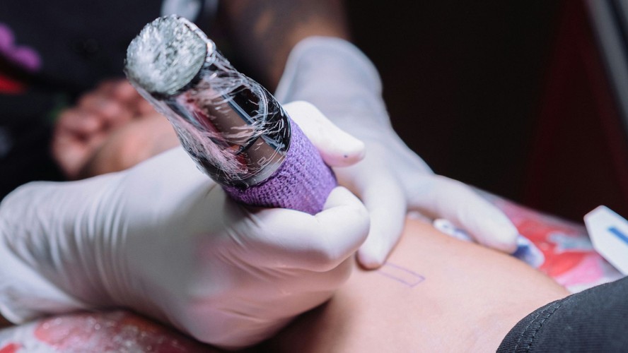 Mulheres lembram situações em que uma tatuagem bastou pra acabar com o clima; psicóloga explica o que está por trás disso