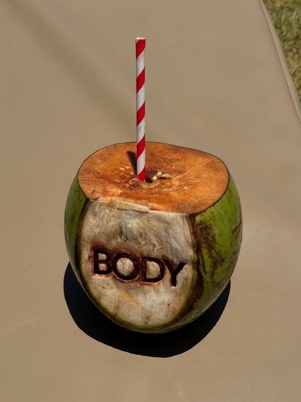 Duda Guerra tomou água de coco — Foto: Reprodução/ Instagram @dudaa.guerra