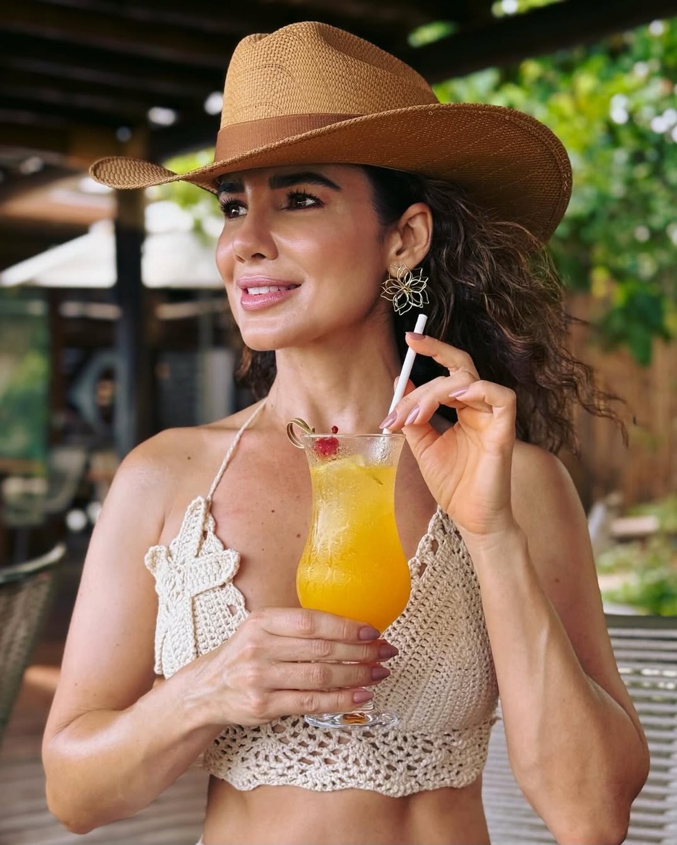 Paula Fernandes toma suco — Foto: Reprodução/ Instagram @paulafernandes