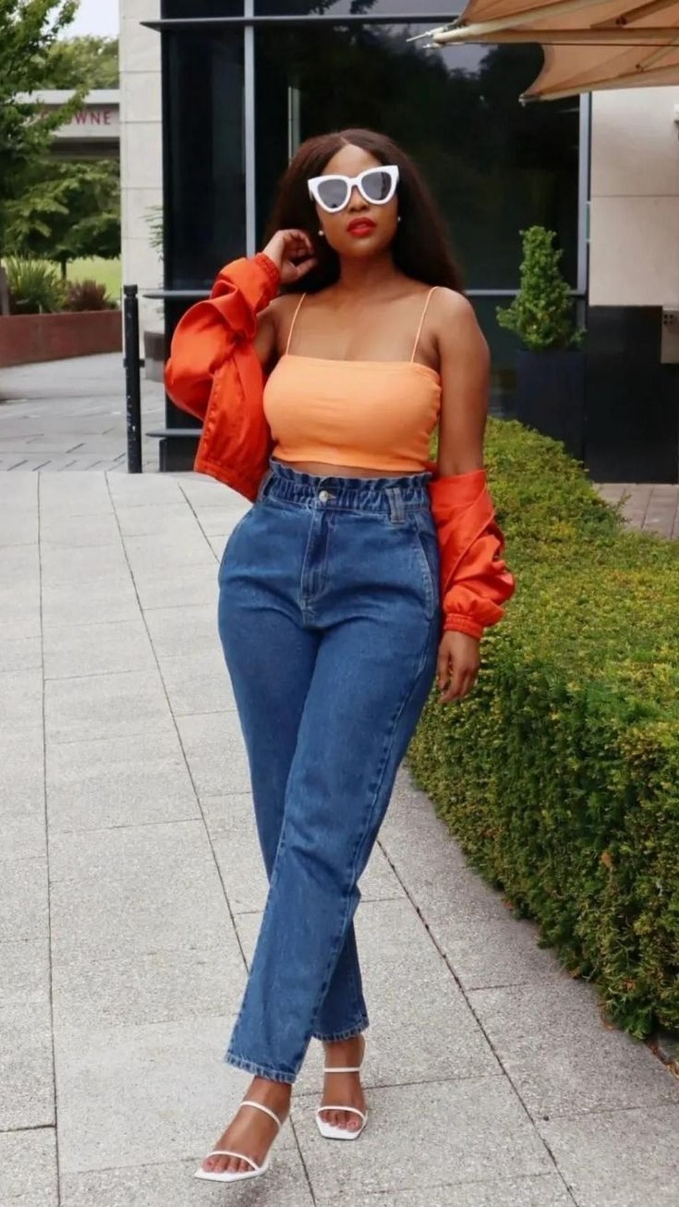 Look com calça mom e salto alto traz para o visual um toque muito mais sensual e moderno. — Foto: Reprodução/Pinterest @setsofranlondon