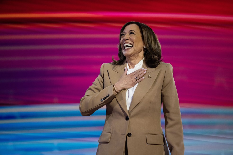 Kamala Harris veste terno de Chemena Kamali na Convenção do Partido Democrata — Foto: Getty Images
