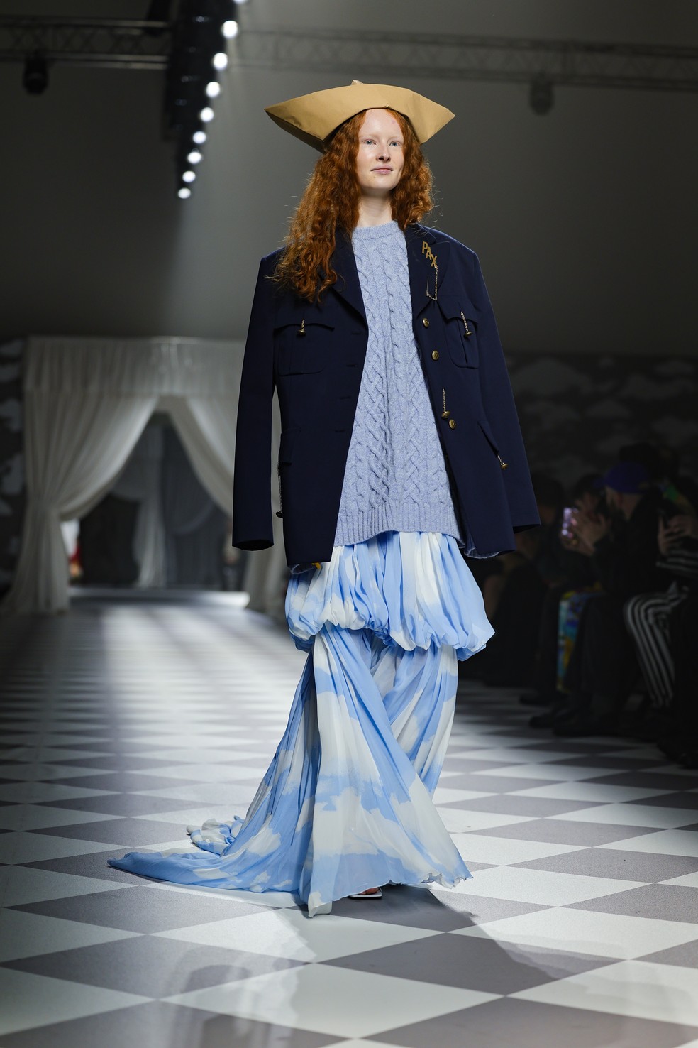 Detalhe de Moschino na Semana de Moda de Milão — Foto: Getty Images