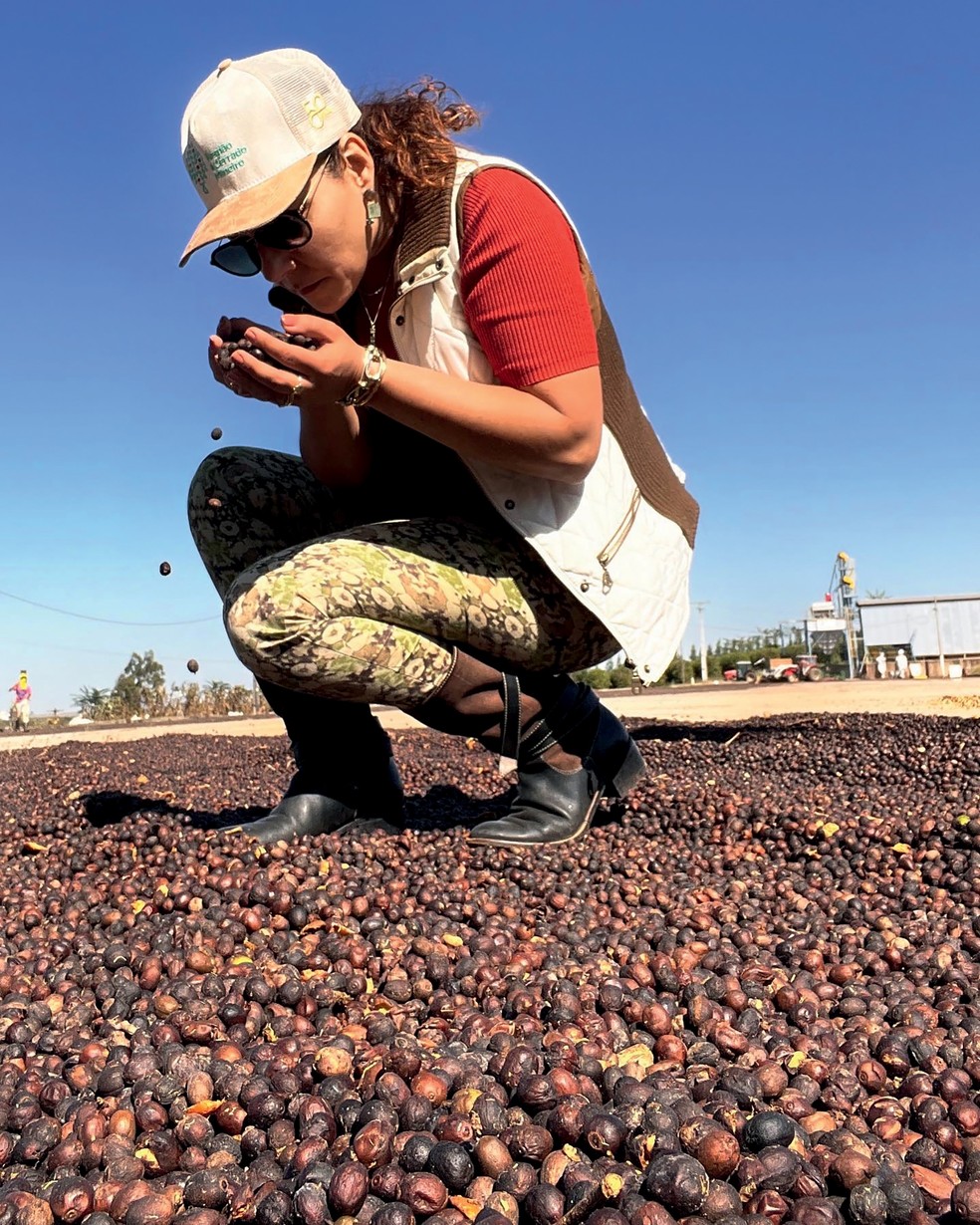 Paula Curiacos, a proprietária do empreendimento, localizado em Monte Carmelo, no Cerrado Mineiro, analisa os grãos de café — Foto: Divulgação
