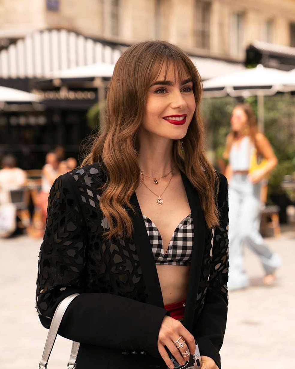Emily Cooper exibe franjinha reta na 3ª temporada de 'Emily em Paris' — Foto: Divulgação Netflix