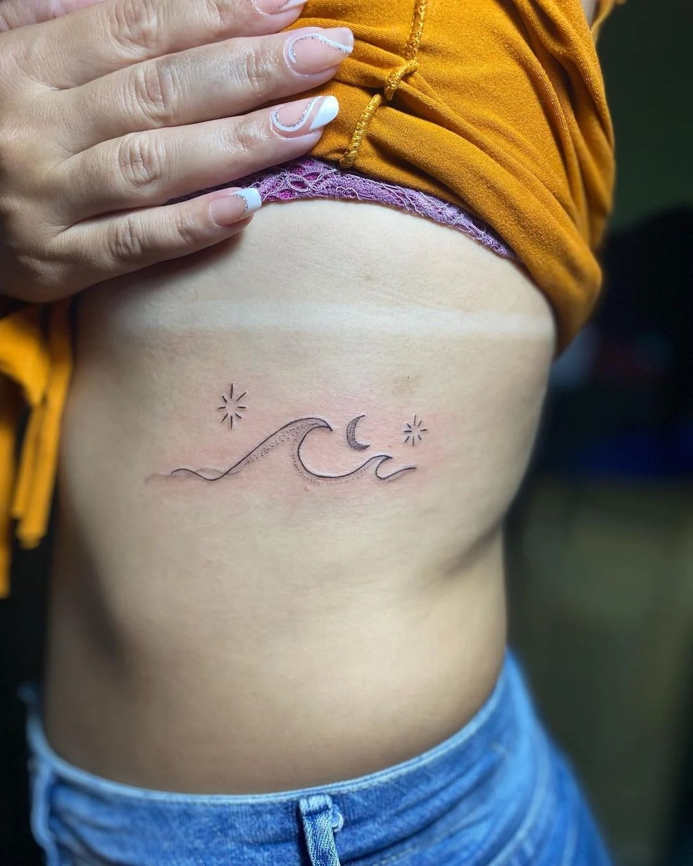 Tatuagem na costela feminina: inspirações delicadas e marcantes para ...