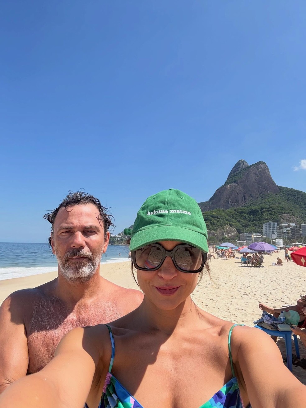 Marcelo Faria vai à praia com a namorada — Foto: Reprodução/Instagram