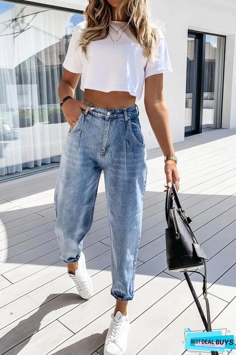 Look com calça mom e tênis é conforto na certa! use essa combinação em diferentes ocasiões. — Foto: Reprodução/Pinterest @BestDealBuys