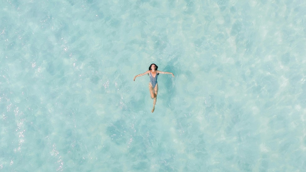 Atividades aquáticas como natação, surfe, polo aquático, dentre outros são maneiras de driblar o calor — Foto: Reprodução/Pexels