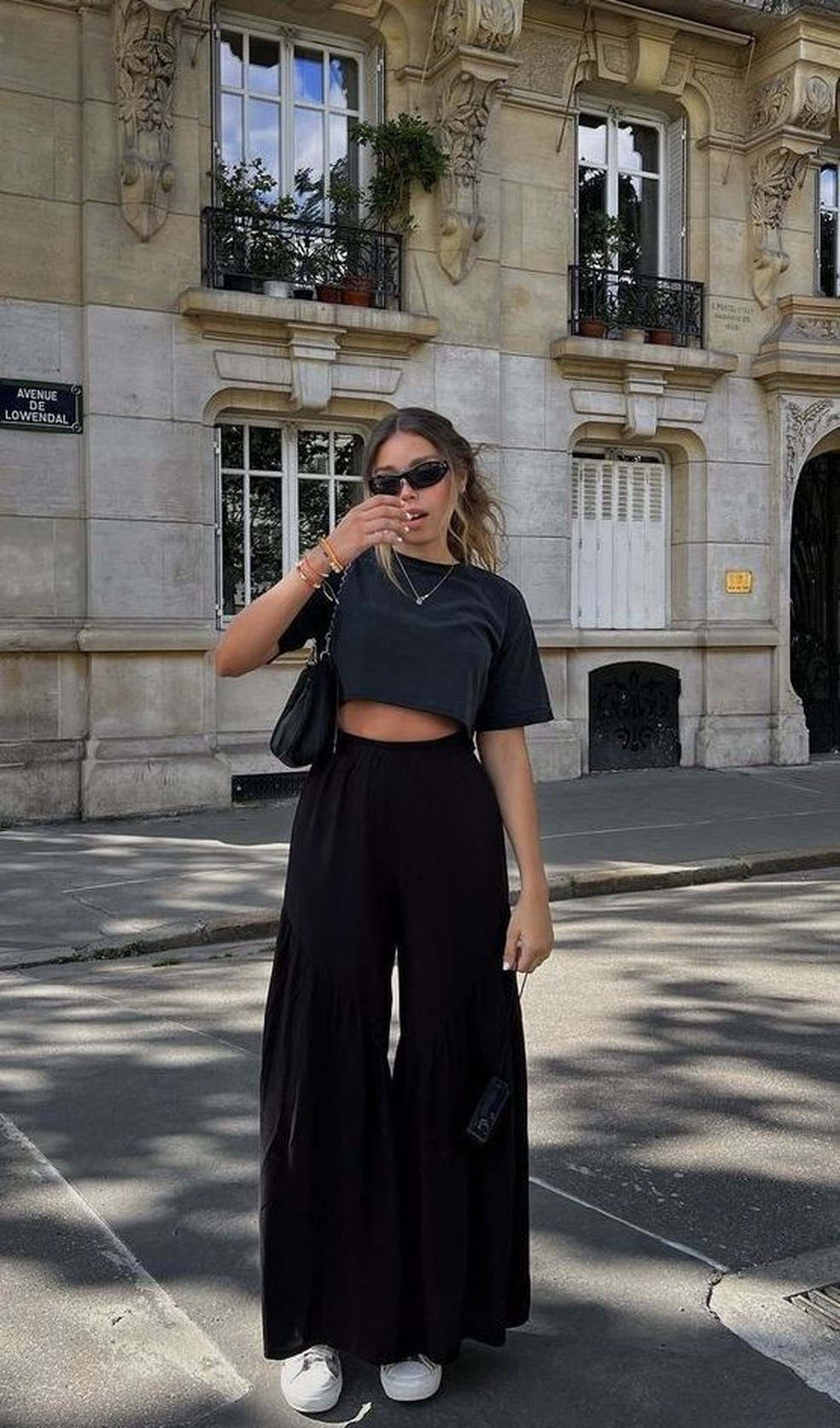 Vai pro bariznho com os amigos no final da tarde? Aporste em um look confortável e versátil. — Foto: Reprodução/Pinterest @ecrdoba