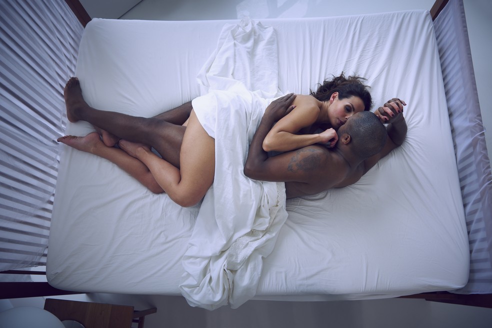 Conchinha de frente: a posição sexual capaz de tornar a transa mais romântica — Foto: Getty Images