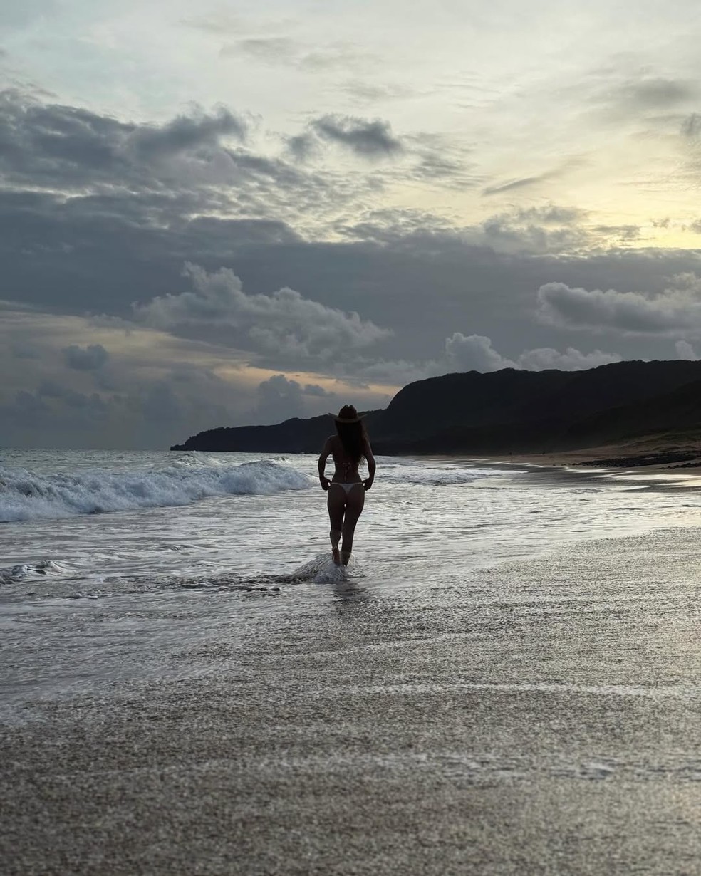 Paula Fernandes na praia — Foto: Reprodução/ Instagram @paulafernandes
