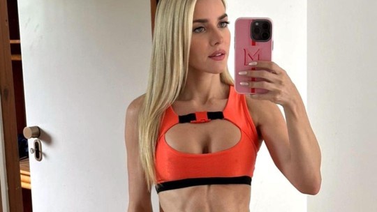 Monique Alfradique faz selfie no espelho com conjunto laranja: 'Lindíssima'
