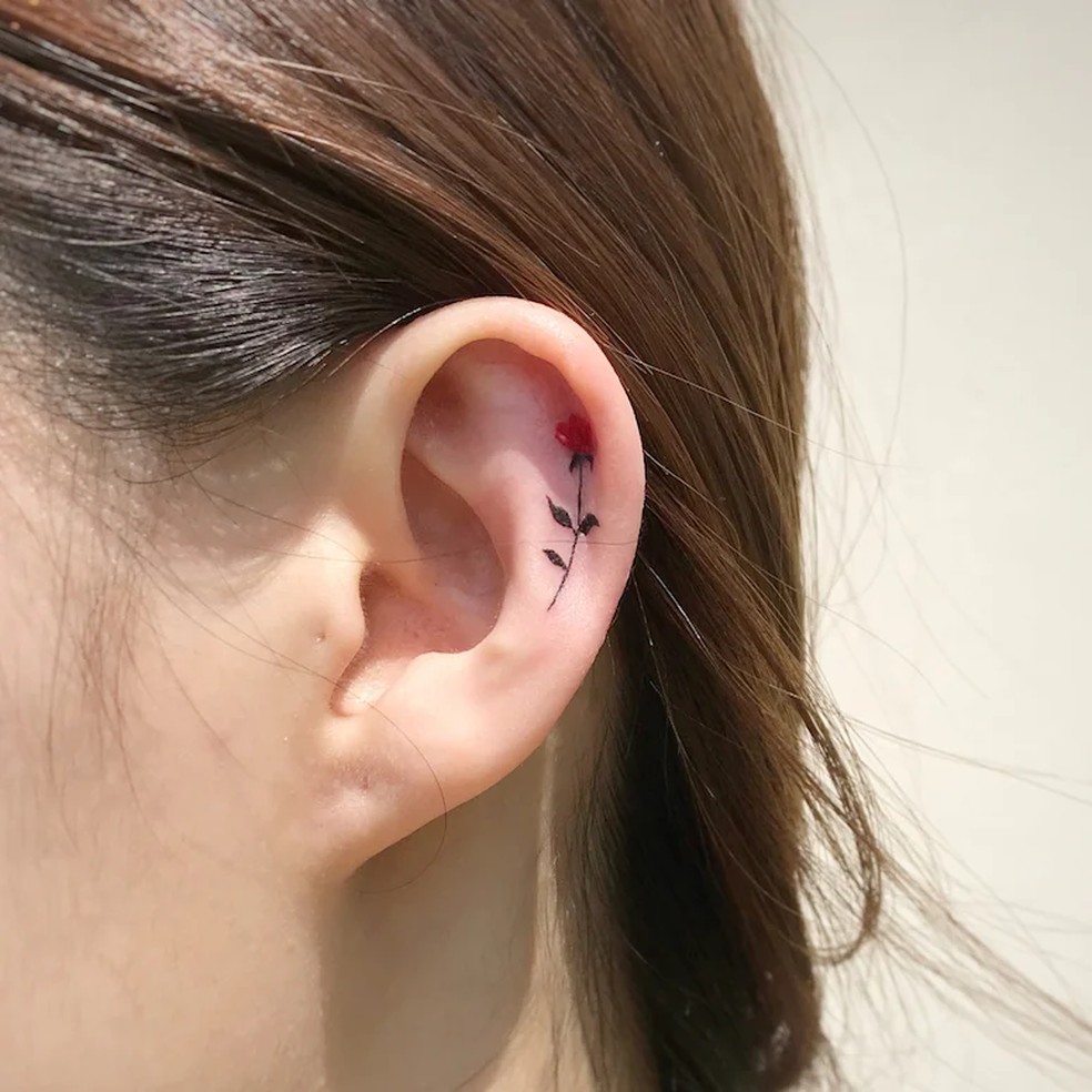 Tattoo Na Orelha Feminina
