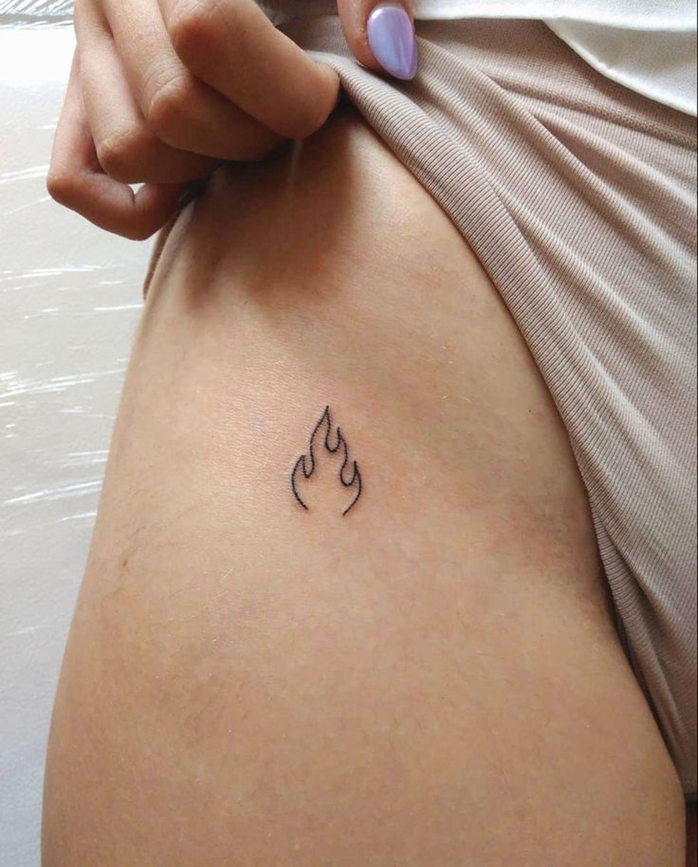 Na virilha, um fósforo aceso, assim como chamas, transmitem a sensualidade discreta e poderosa  de Áries. — Foto: Reprodução/Pinterest 