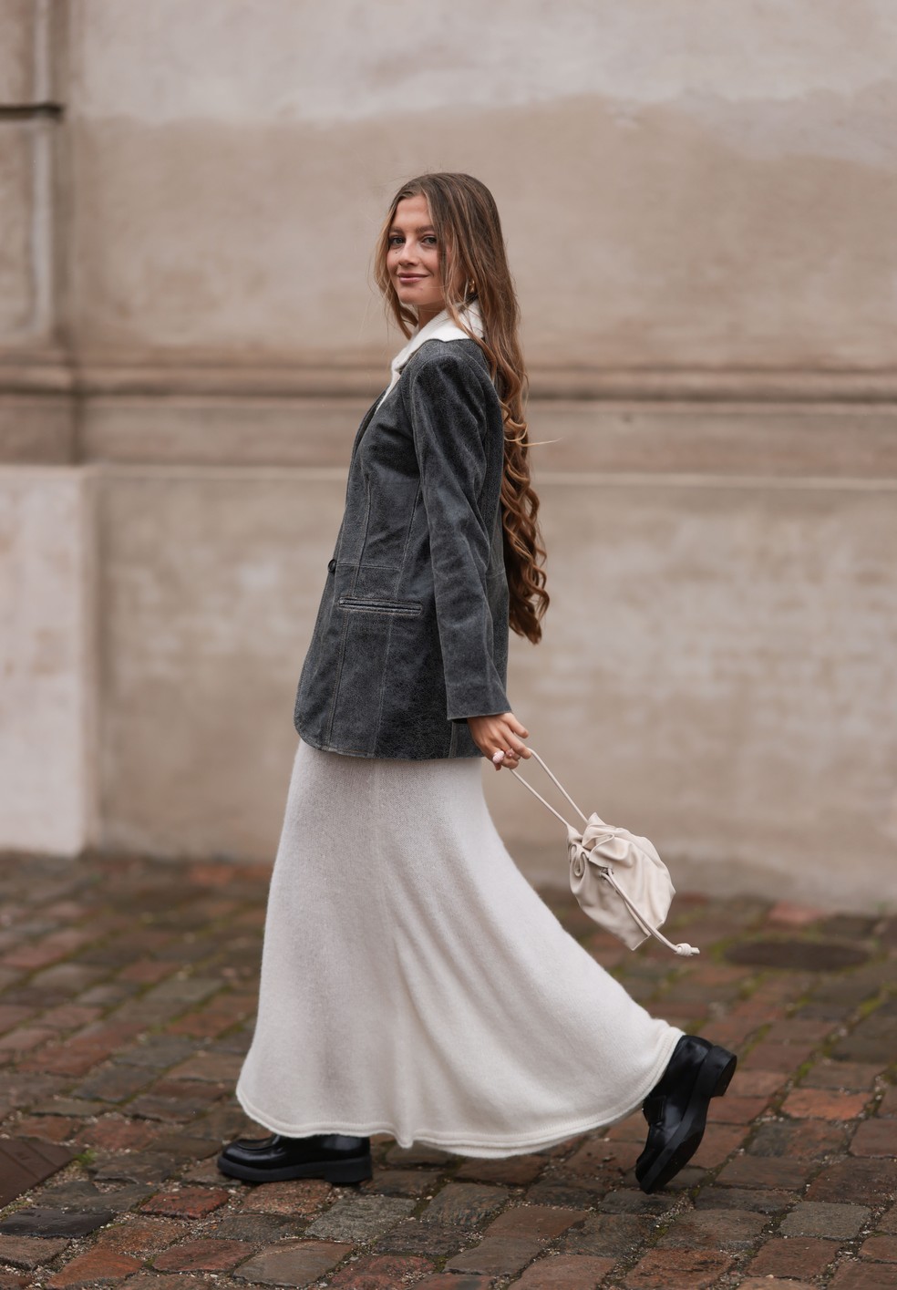 Nem clutch, nem de ombro: esta é a bolsa tendência para brilhar nas festas — Foto: Getty Images