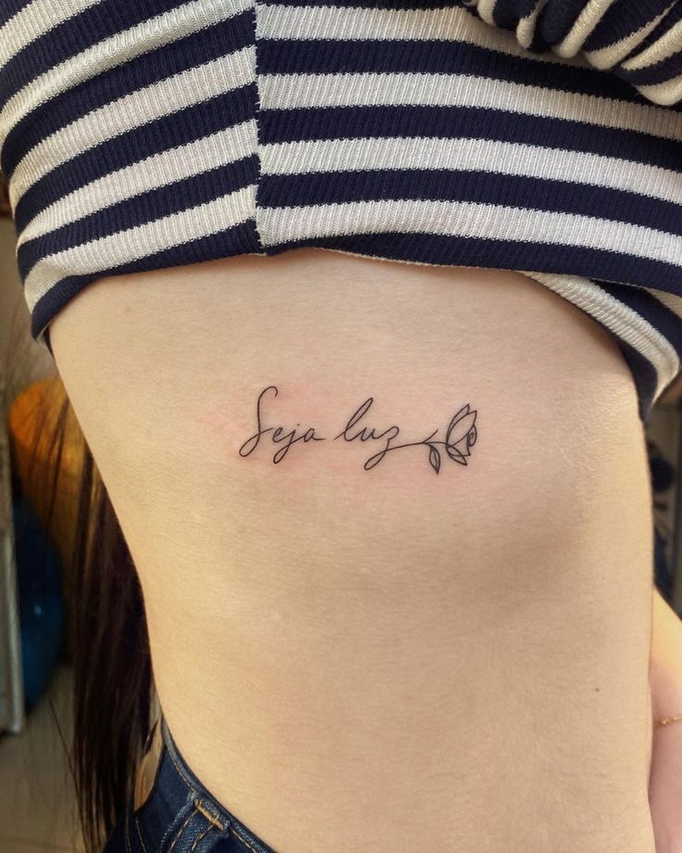 Tatuagem feminina na costela: frases que você vai querer eternizar na pele