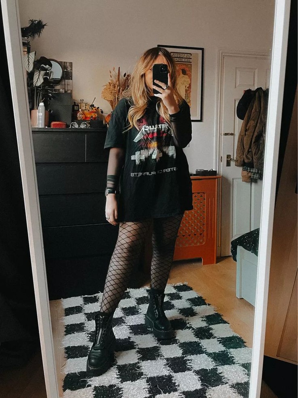 Um item que não pode faltar no seu look para show a noite é camisa da sua banda favorita! — Foto: Reprodução/Pinterest @magicofclothes