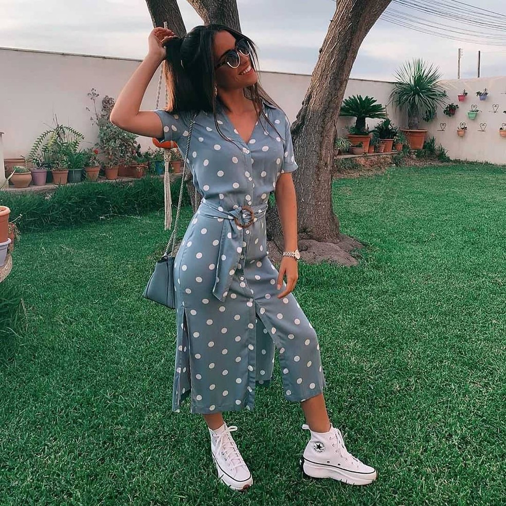 Os vestidos longos e fluidos são ideais para criar um visual boho-chic com o All Star branco — Foto: Reprodução/Instagram @crishernandezc