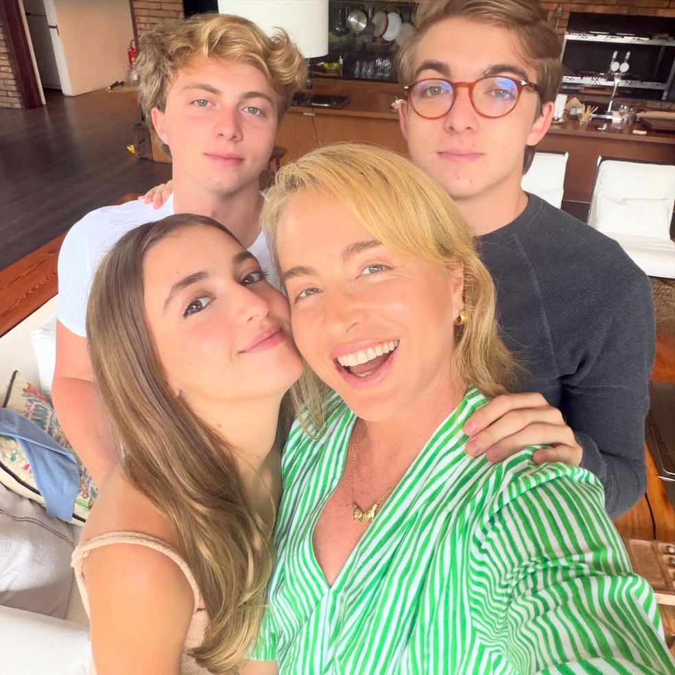 Angélica com os três filhos: Joaquim, Benício e Eva — Foto: Reprodução/ Instagram @angelicasky