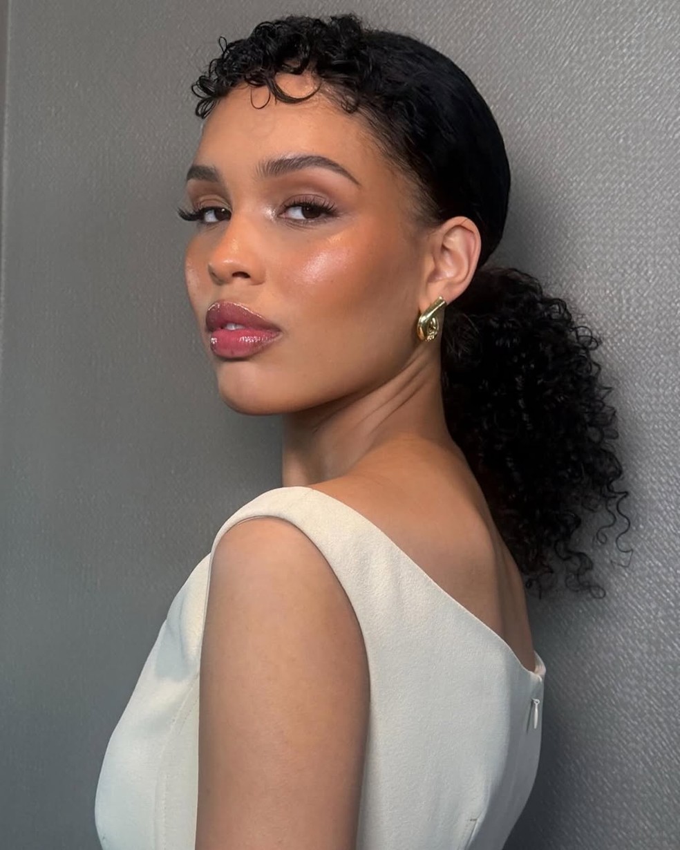 Cabelo cacheado: 4 penteados elegantes que você faz em menos de 5 minutos