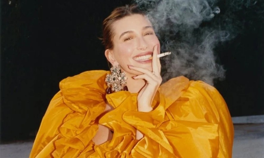 Hailey Bieber apareceu fumando recentemente em um editorial para a Interview Magazine, publicado em abril de 2026.