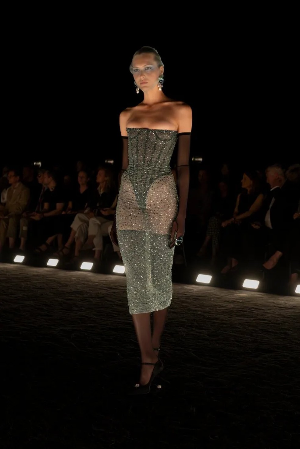 Angelina Kendall para Schiaparelli na alta-costura de outono 2024 — Foto: Schiaparelli