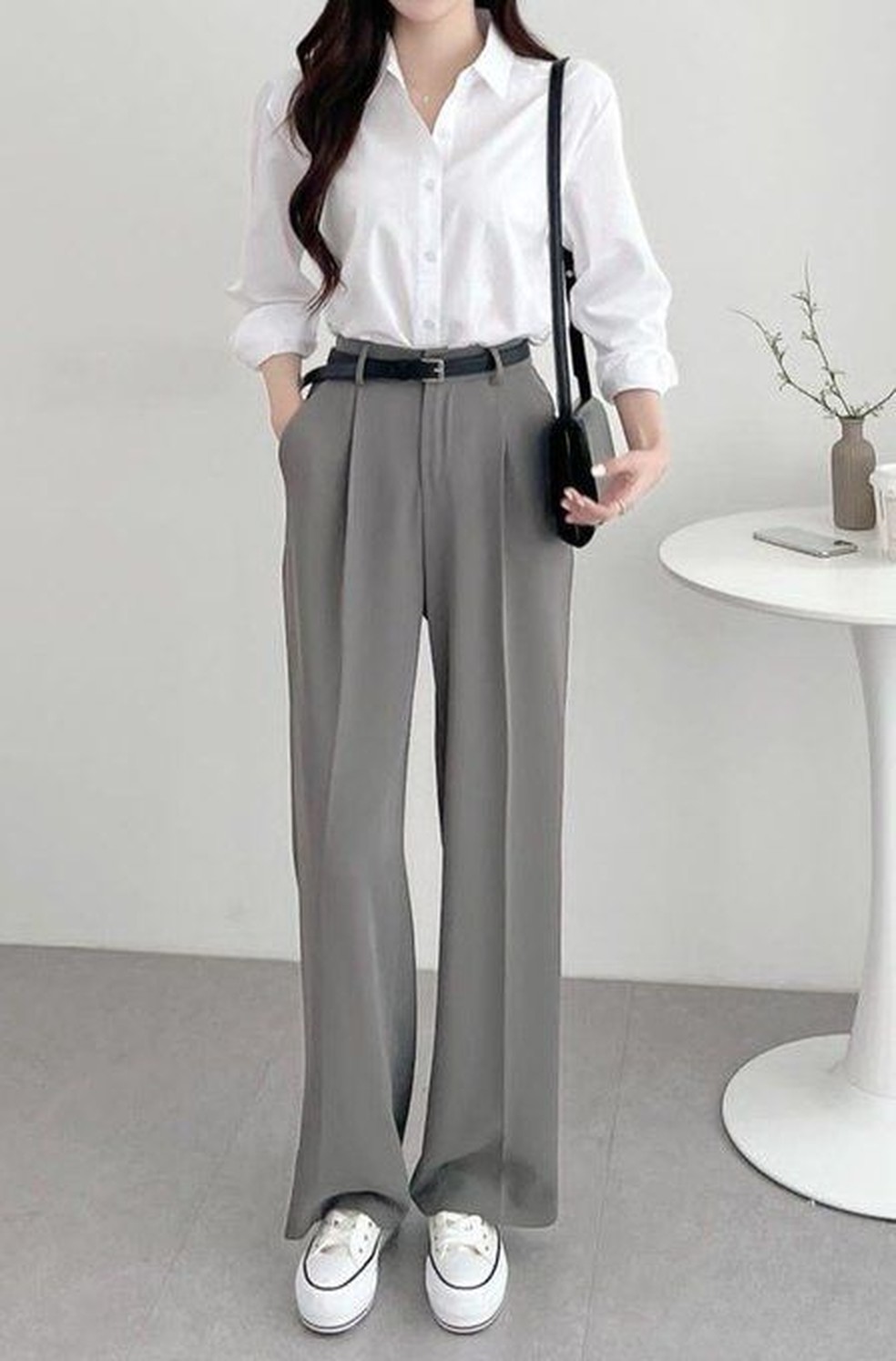 A calça de alfaiataria pode ser combinado com camisa social e tênis, unindo a modernidade com a sofisticação. — Foto: Reprodução/Pinterest @reinssnce