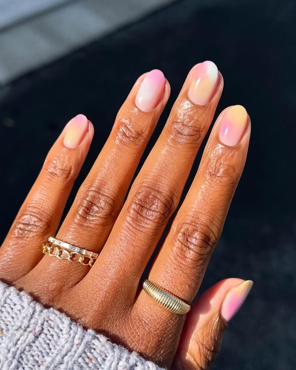unhas minimalistas em tons pastéis — Foto: Reprodução / Instagram @lolo.nailedit