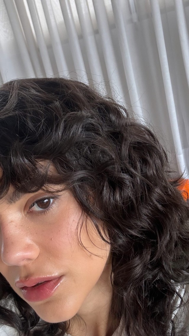 Manu Gavassi assume visual natural dos cabelos e é paparicada por Bruna ...