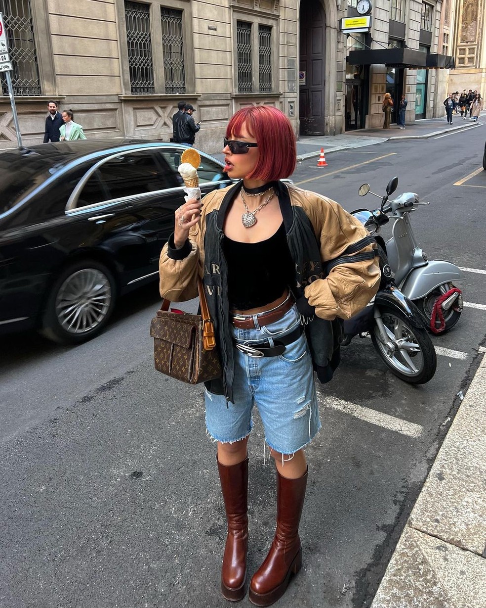 O uso de múltiplos cintos simultaneamente cria um visual dinâmico e inovador — Foto: Reprodução / Instagram @@irisloveunicorns