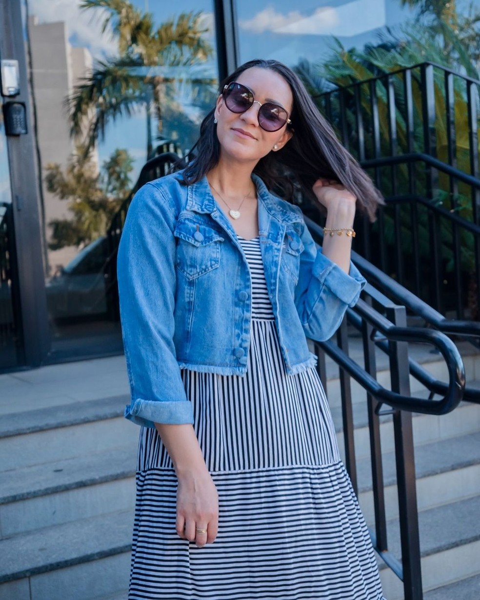 Para quem busca algo mais moderno, um vestido de corte reto ou com estampas geométricas, combinado com uma jaqueta jeans feminina, garante um visual descolado e fashionista — Foto: Reprodução/Instagram @lojameigan