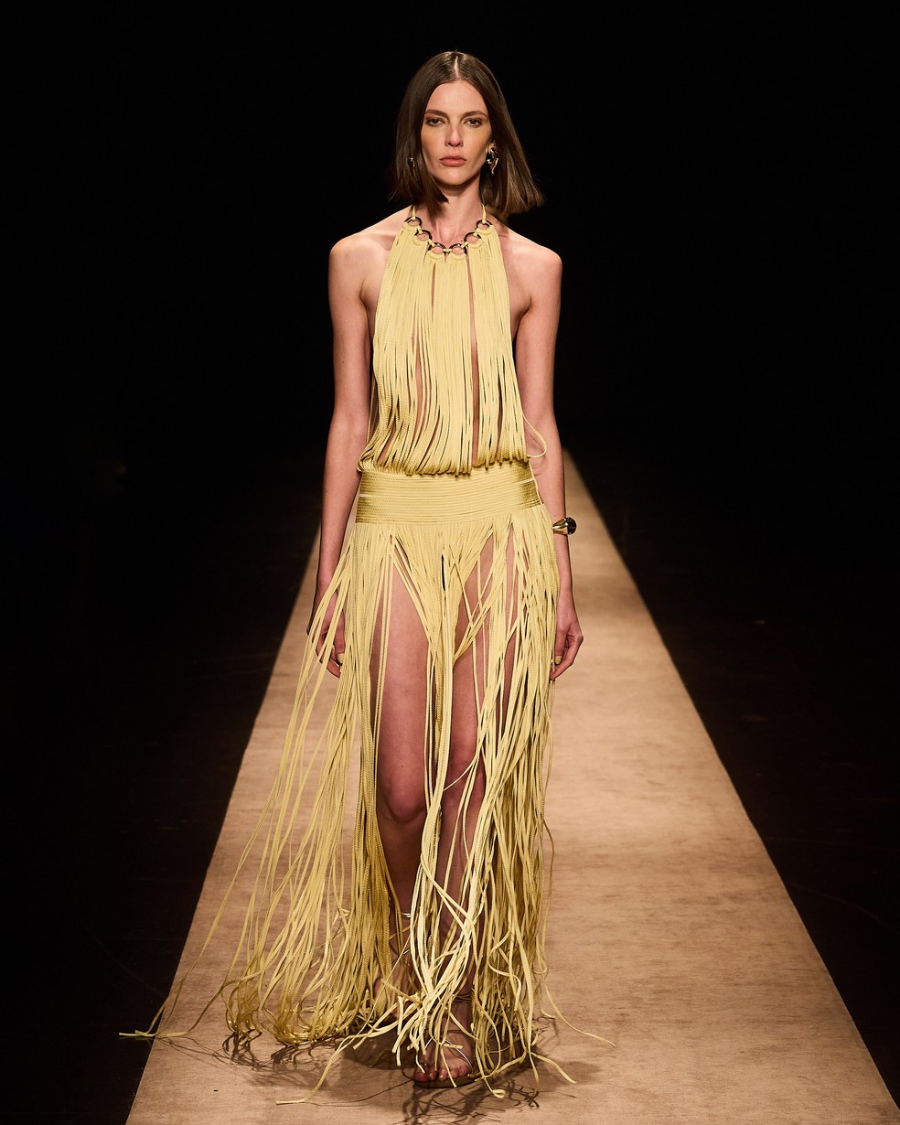 Desfile Água de Coco, coleção Códigos, com beachwear e alfaiataria — Foto: Divulgação
