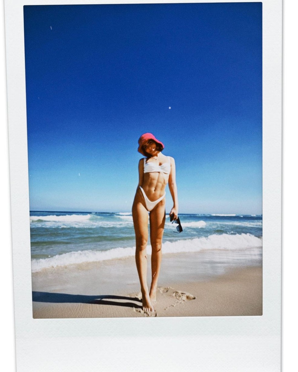 Jade Picon na praia — Foto: Reprodução/Instagram