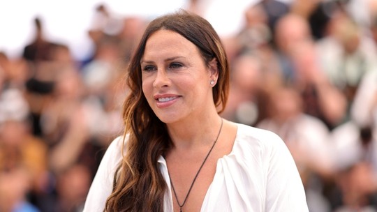 Karla Sofía Gascón se torna primeira mulher trans a vencer prêmio de Melhor Atriz no Festival de Cannes ao lado de elenco de 'Emília Pérez'