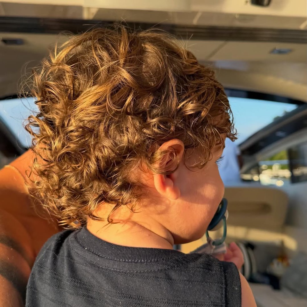 De biquíni, Sthefany Brito exibe a barriguinha da gravidez e curte momento tranquilo com a família — Foto: Reprodução/Instagram